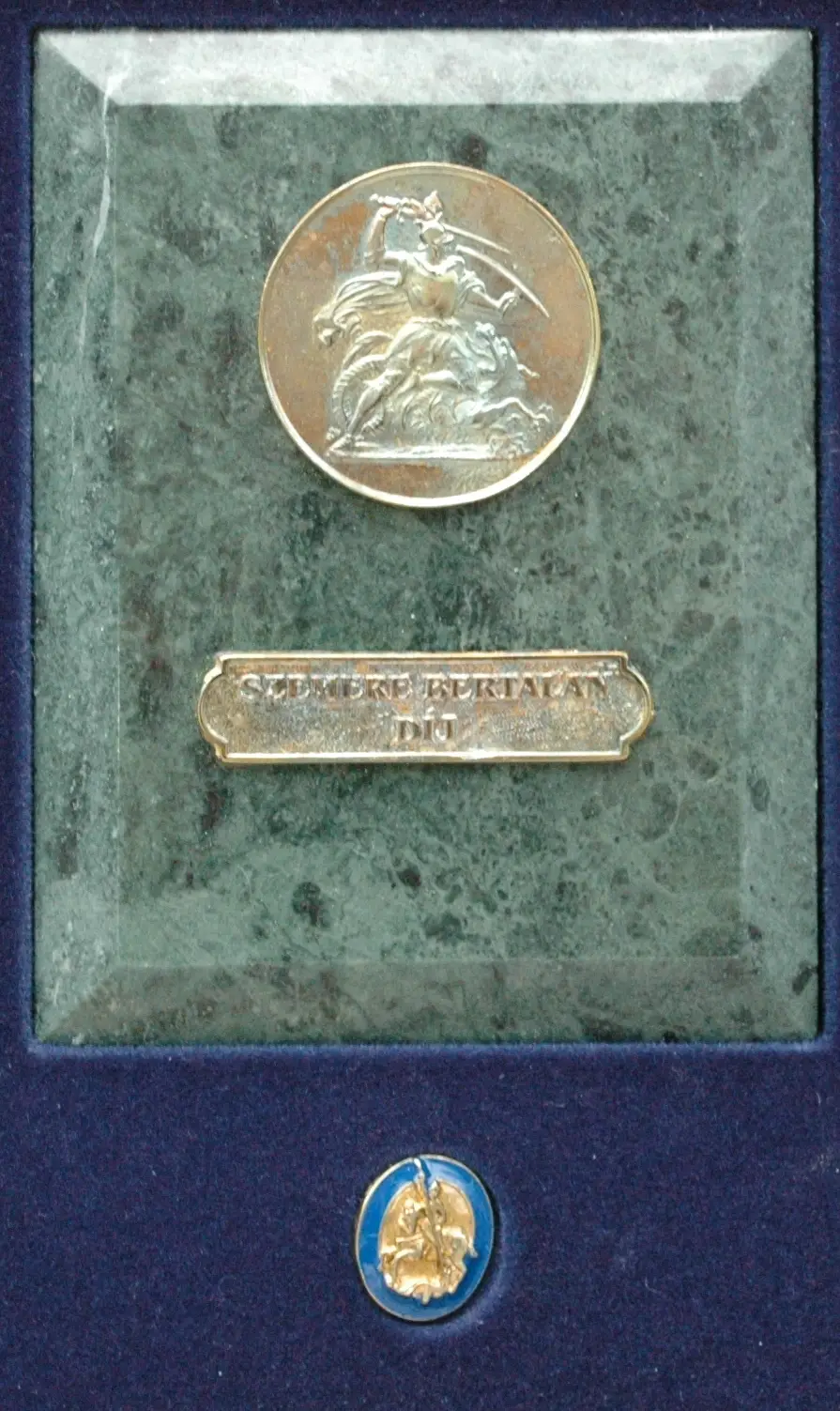 The commemorative plaque of the Szemere Bertalan Prize